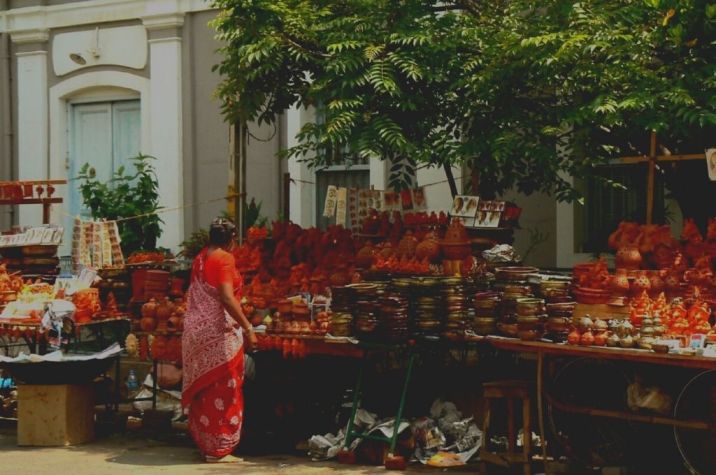 फेरीवाले से खरीदारी करती महिला-कोविड-19 रोजगार