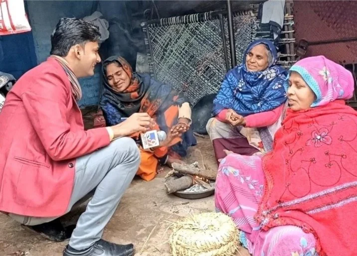 एक पुरुष पत्रकार तीन महिलाओं के साथ एक माइक के साथ बोल रहा है_जमीनी पत्रकारिता उन्नाव
