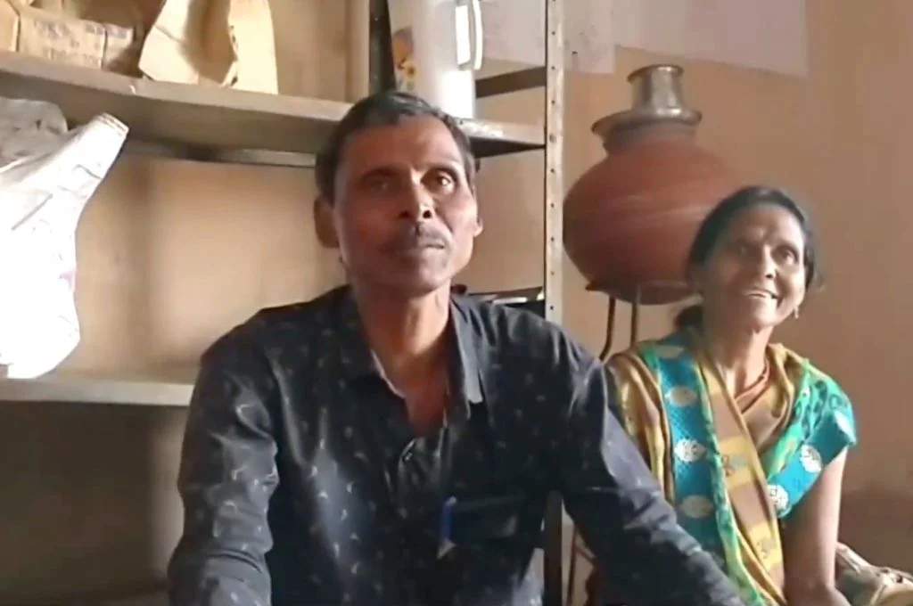 धीराराम कापाया बैठ कर बोल रहे हैं_वन संरक्षण आदिवासी