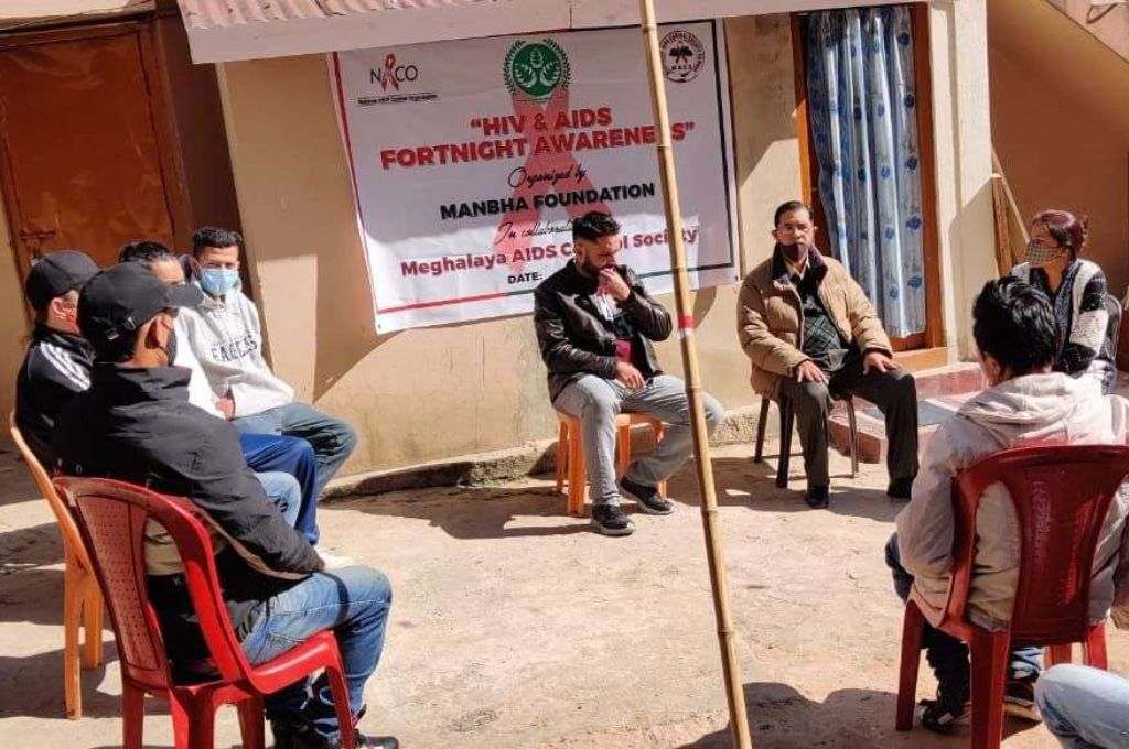 एक गोल में बैठे हुए कुछ लोग_नील जेटली-मानसिक स्वास्थ्य