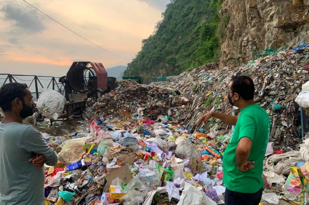 उत्तरकाशी में भागीरथी नदी के बगल में लैंडफिल साइट, जो अंततः गंगा नदी में मिलती है-प्रदूषण कचरा