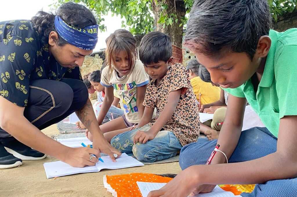 नेविश बच्चों को पढ़ा रहा है, सामाजिक कार्य_लिंग संवेदनशीलता