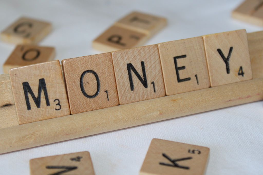 ब्लॉक्स से money लिखा है_फंडरेज़िंग