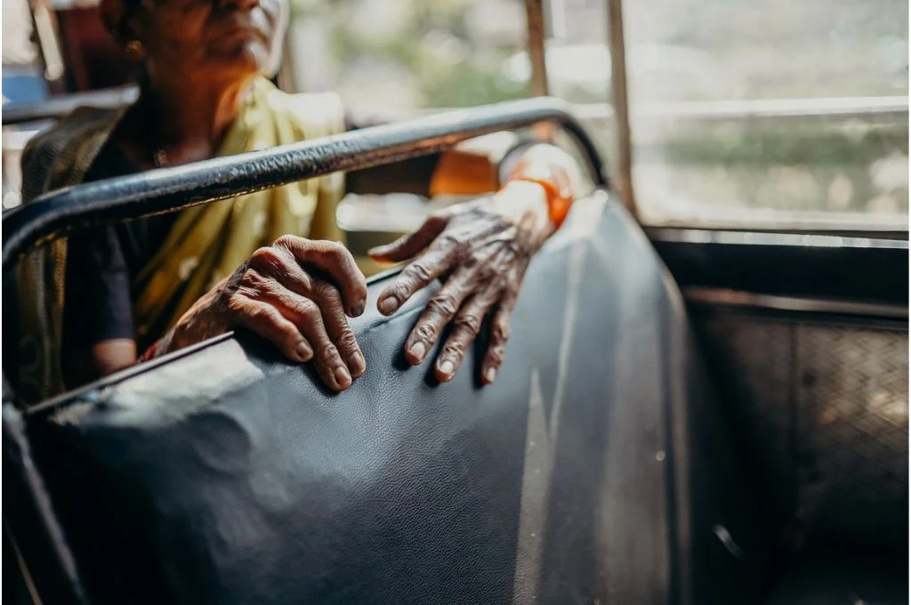 बस में बैठी एक बूढ़ी औरत-मानसिक अस्पताल