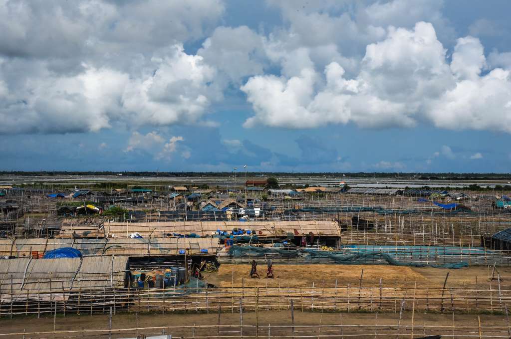 एक पारंपरिक मछली लैंडिंग केंद्र, जिसमें एक के बाद एक बैरिकेड्स और झोपड़ियाँ हैं-मछुआरा समुदाय आजीविका