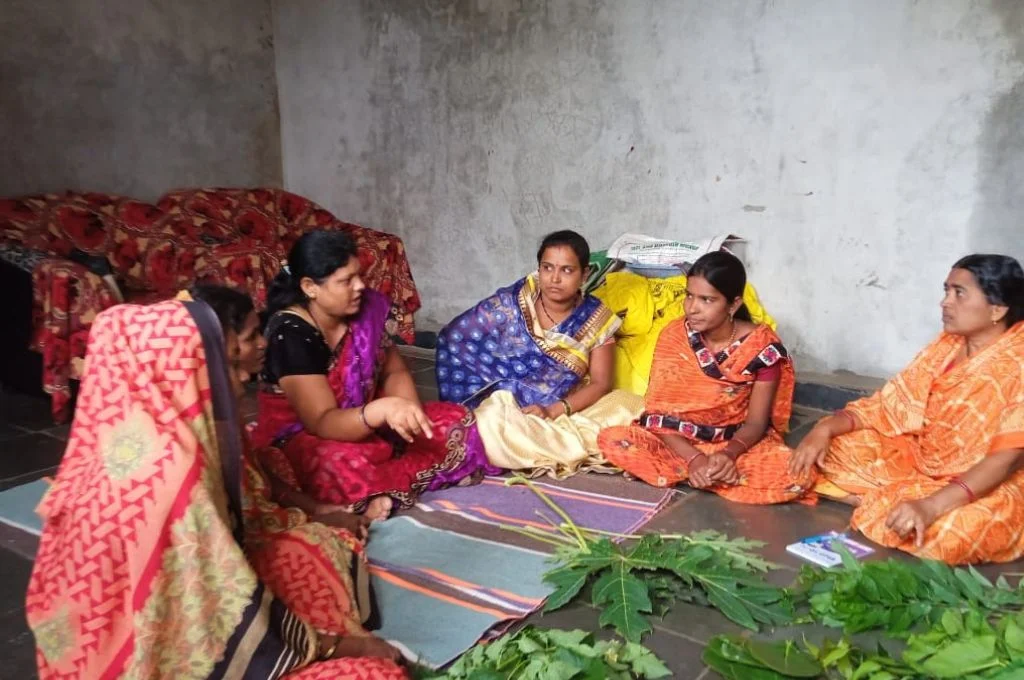 अन्य महिलाओं के साथ चर्चा में अर्चना माने_महिला किसान