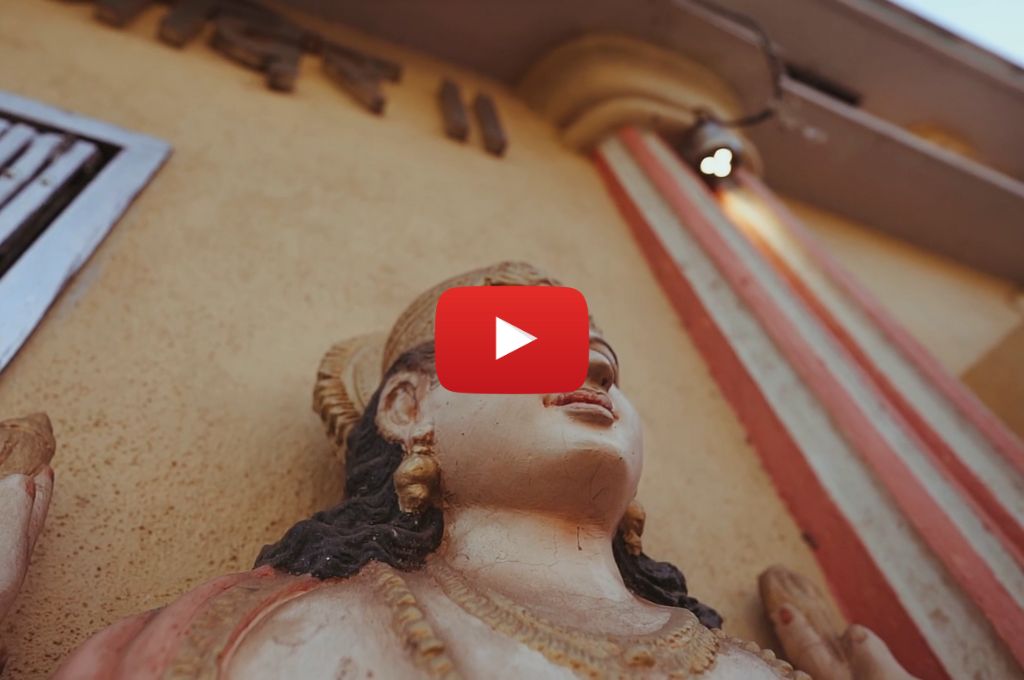 दीवार के सामने देवता की मूर्ति_पशुपालक राजस्थान