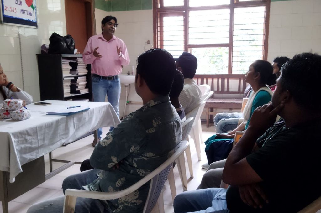 नरेश पुरुषों के क्लब में भाषण देते हुए_परिवार नियोजन