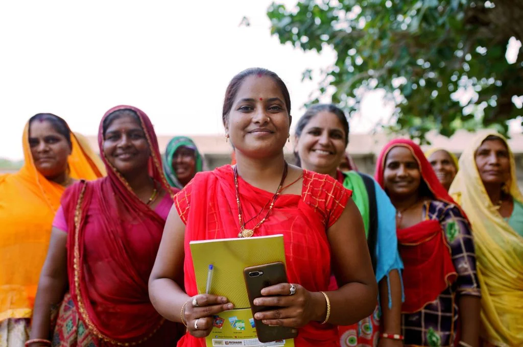 एक समूह में कुछ महिलाएं_भूमि अधिकार