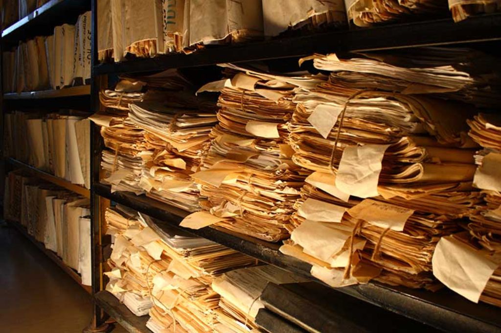 रैक में रखी कुछ पुरानी फाइल_एफसीआरए विदेशी फंडिंग