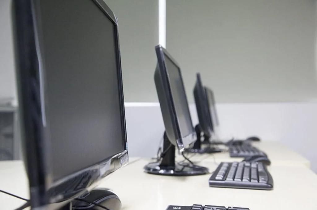 डेस्क पर रखे कुछ डेस्कटॉप_तकनीकी क्षमता निर्माण