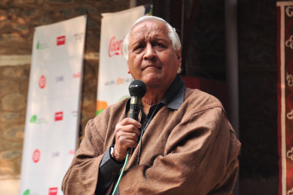 बंकर रॉय एक माइक पकड़े हुए_साक्षरता और शिक्षा