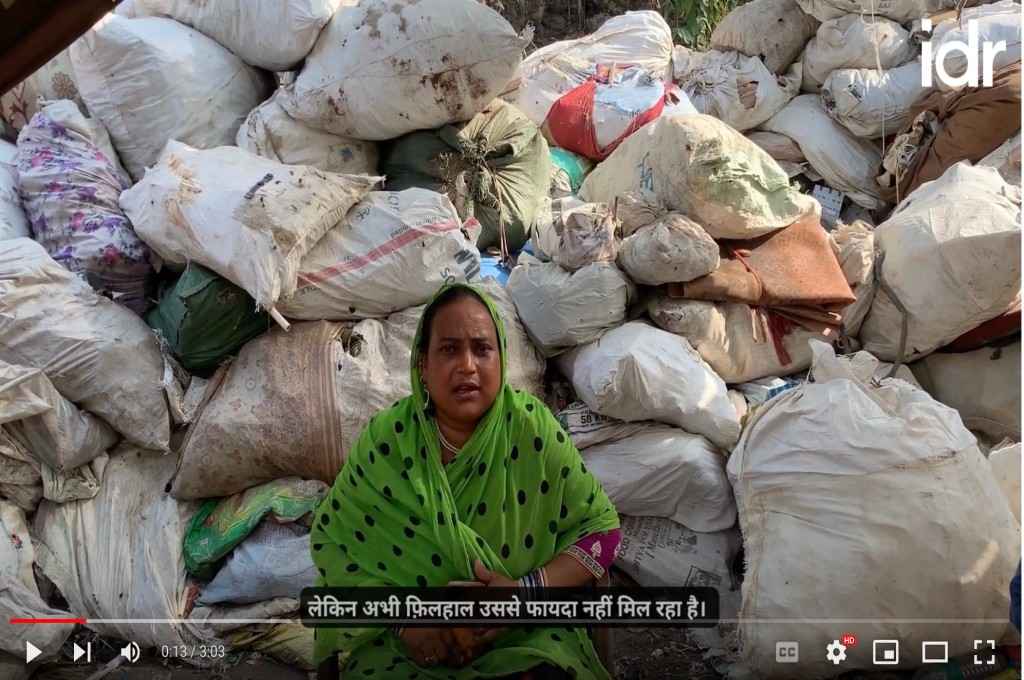 कचरे के आगे बैठी सायरा बानो_सफ़ाई कर्मचारी