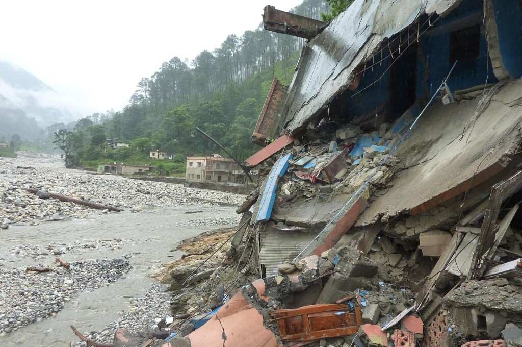 पहाड़ों में होता हुआ भूस्खलन-शिमला में भूस्खलन