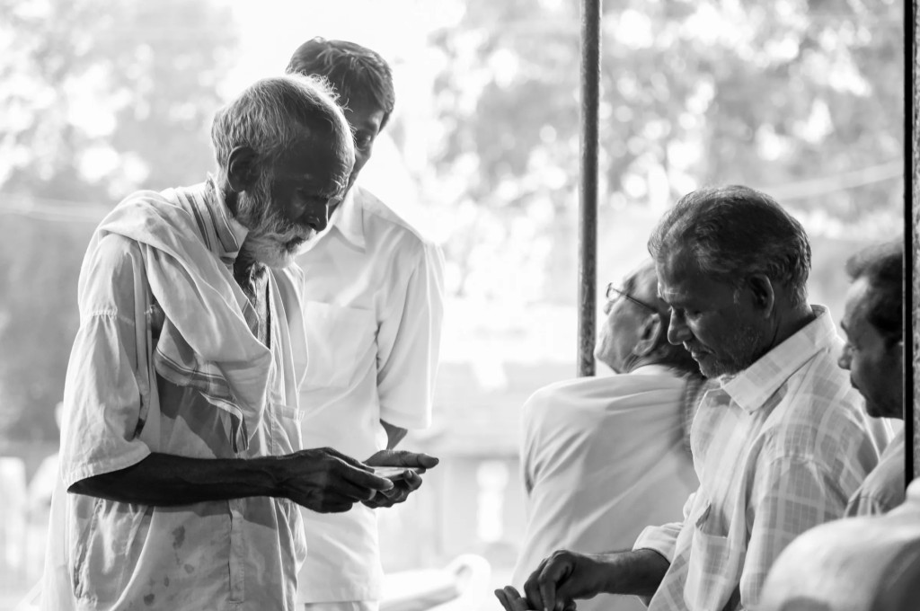 मोबाइल इस्तेमाल करते कुछ लोग-फोन सर्वेक्षण