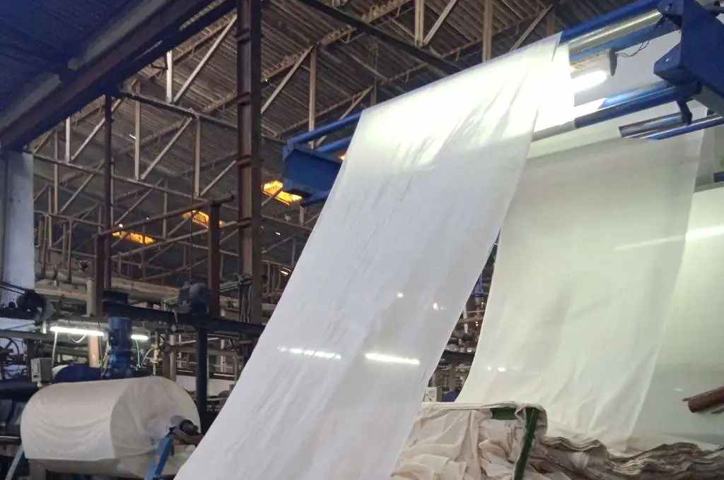 एक कारखाने में कपड़ों को भाप देने वाला एक ऑपरेटिंग बॉयलर_अहमदाबाद बॉयलर फैक्ट्री