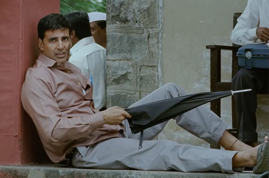 छाता लेकर बैठा अक्षय_समाज और सोशल वर्कर