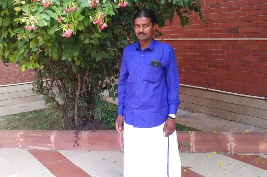 जिस दिन मैं चारकोल बनाने वाली यूनिट में काम पर नहीं जाता हूं, उस दिन मैं अपने समुदाय के लिए काम करता हूं और उनकी समस्याओं को सुलझाता हूं। | चित्र साभार:मुनियप्पन