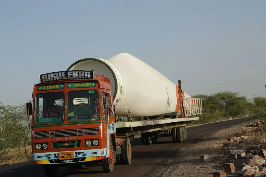 सड़क पर चलती एक ट्रक_नवीकरणीय ऊर्जा