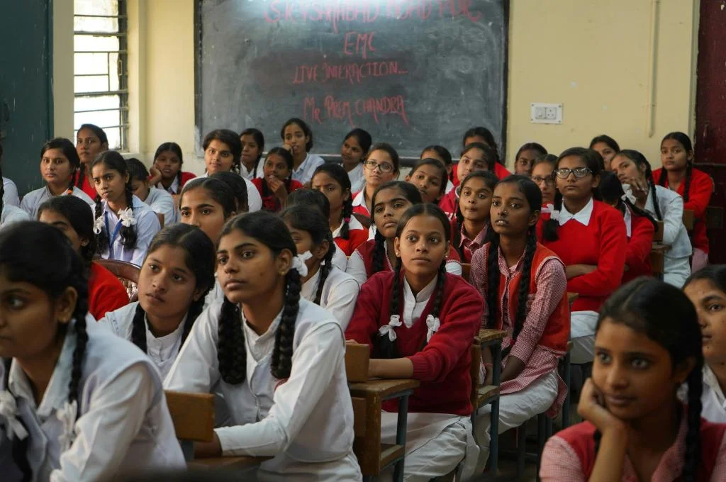 कक्षा में बैठी बालिकाएं_असर सर्वे