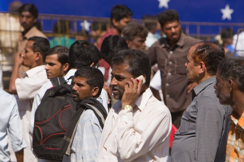 फोन पर बात करता एक व्यक्ति_रोजगार