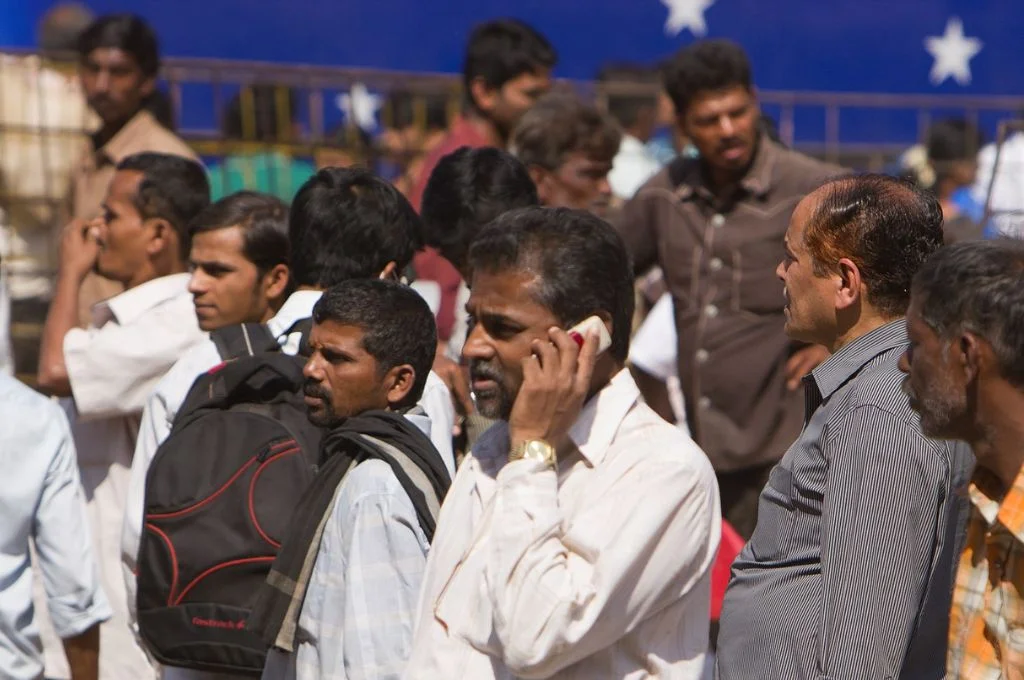 फोन पर बात करता एक व्यक्ति_रोजगार