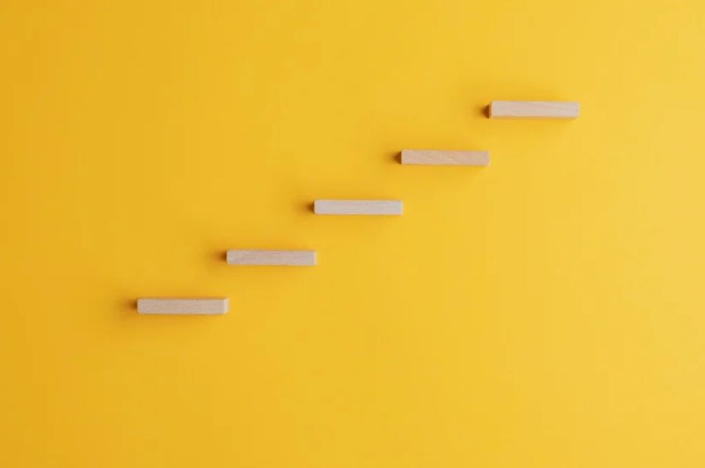 दीवार पर सीढ़ियाँ_फंडरेजिंग