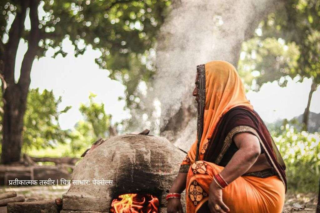 जंगल में बैठी एक महिला_जुआंग आदिवासी