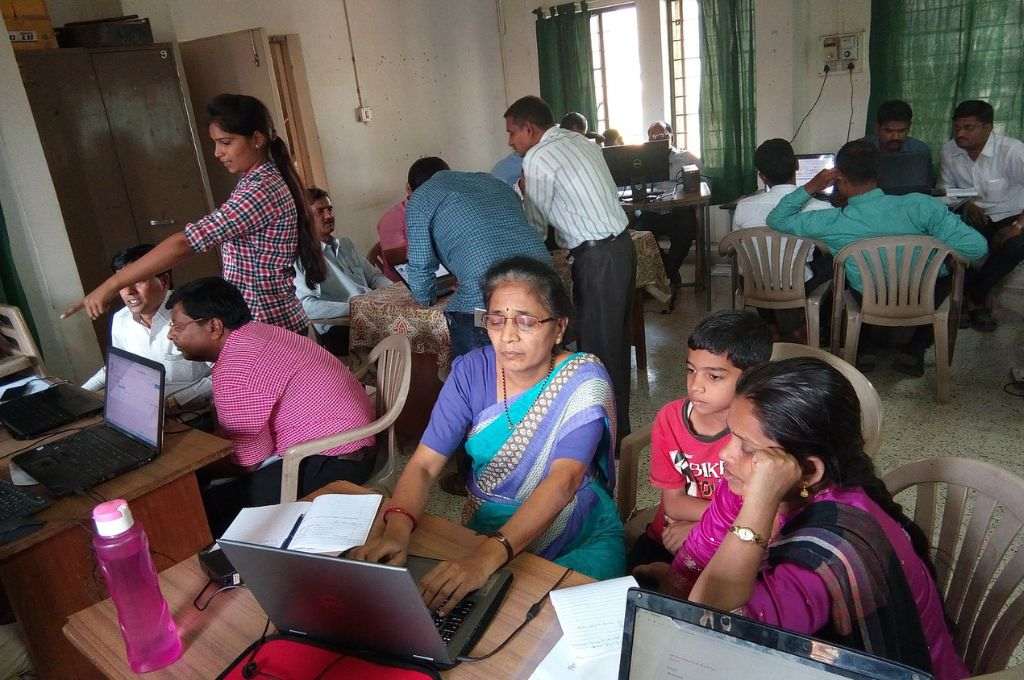 लैपटॉप पर काम करती दो महिलाएं_ऑनलाइन डाटाबेस