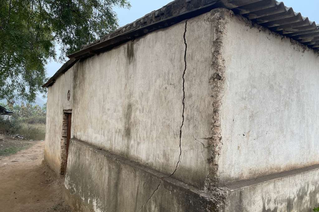 दरारों वाला मिट्टी का एक घर_कोयला