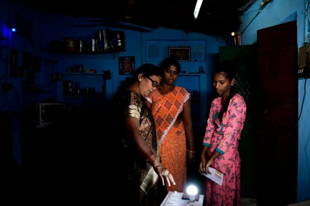 एनर्जी ऑडिटिंग का डेमो देती हुई कृष्णाबेन_बिजली