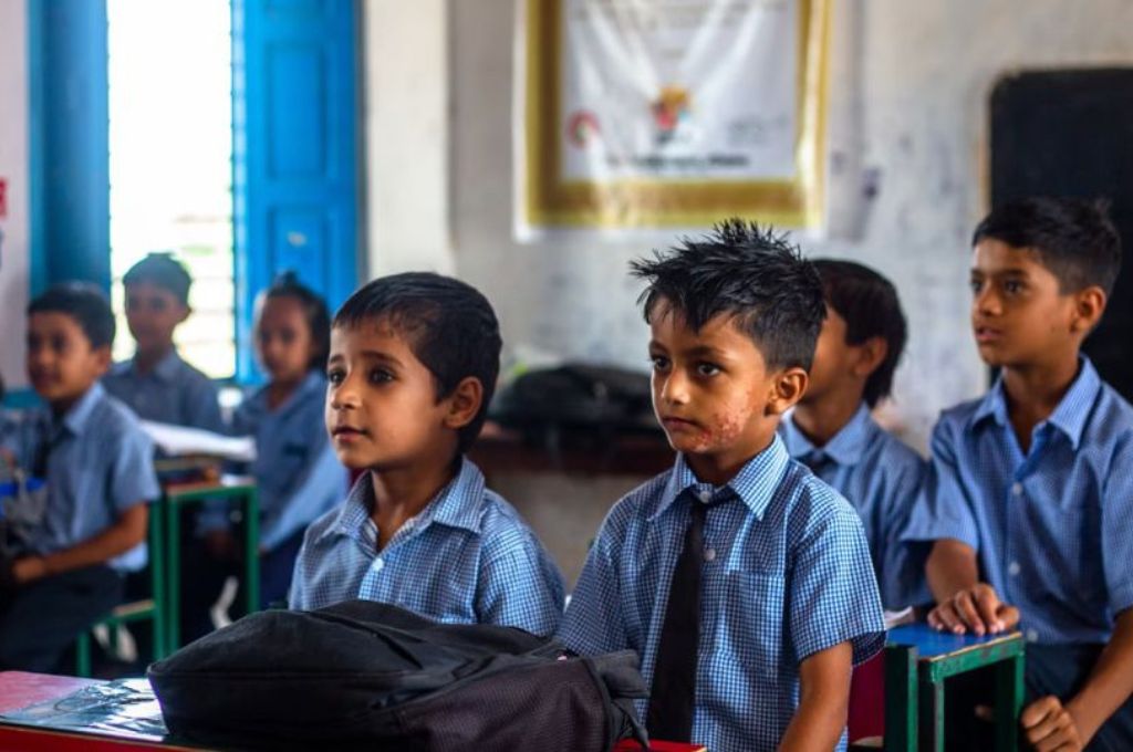 स्कूल की कक्षा में बैठे कुछ बच्चे_यौन शिक्षा