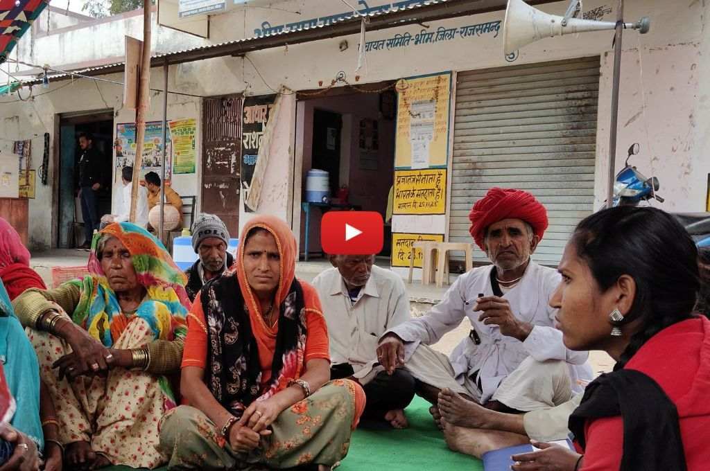 लोकगीतों के जरिए विरोध प्रदर्शन करती महिलाएं_लोकगीत एवं पपेट नाटक