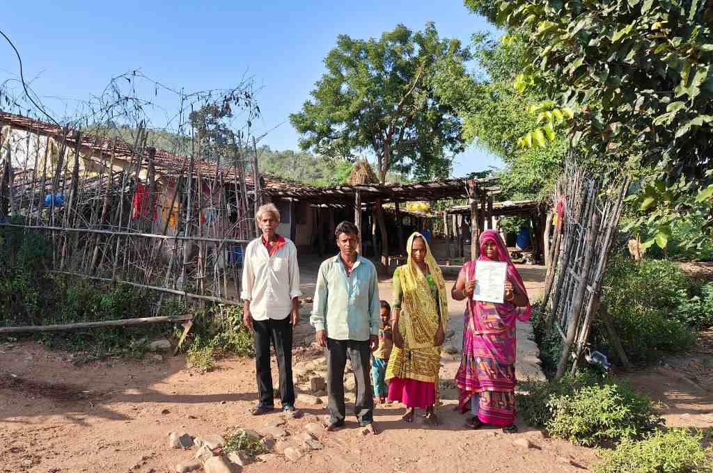 दस्तावेज दिखाता श्रमिक परिवार_श्रमिक कार्ड