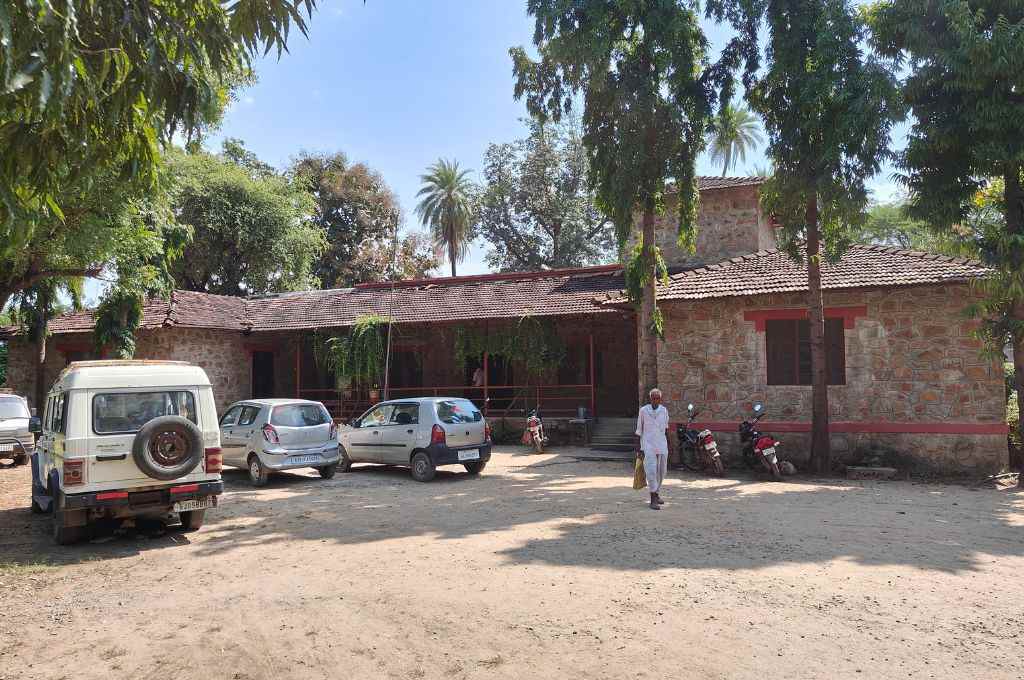 कार्यालय से गुजरता श्रमिक_श्रमिक कार्ड