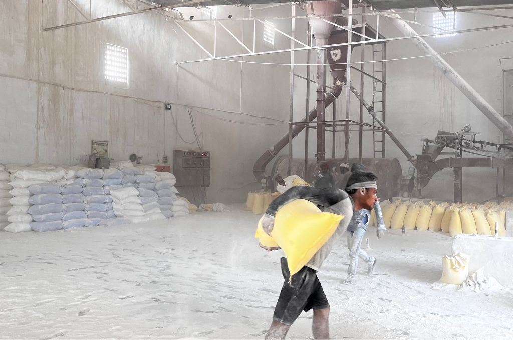 फ़ेक्टरी में काम करता श्रमिक_श्रमिक कार्ड