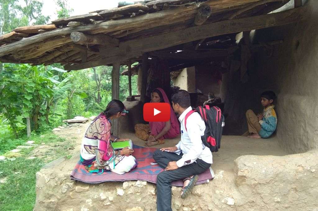 सर्वे करते जमीनी कार्यकर्ता_फील्ड सर्वेक्षण