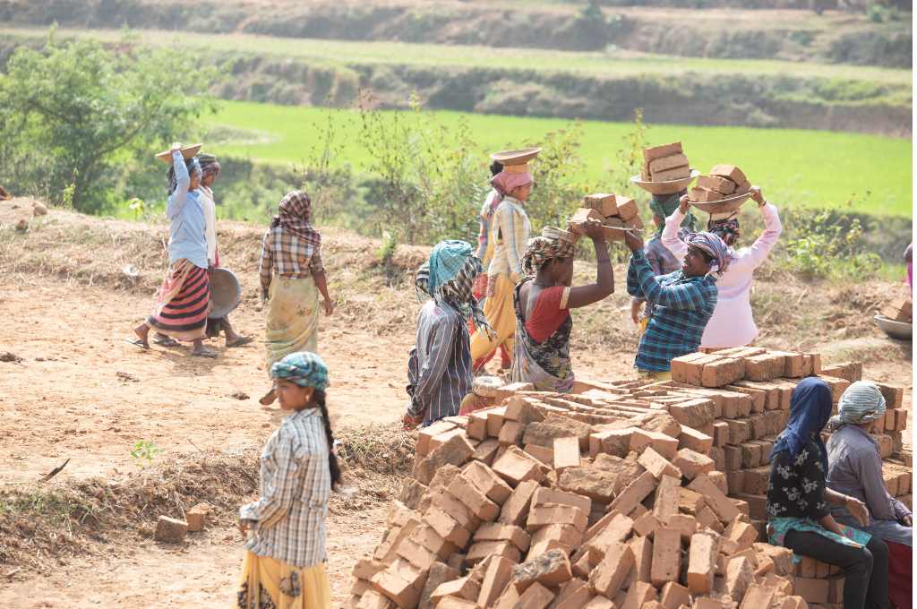ईंट ढोते हुए मजदूर_ग्रामीण मज़दूर