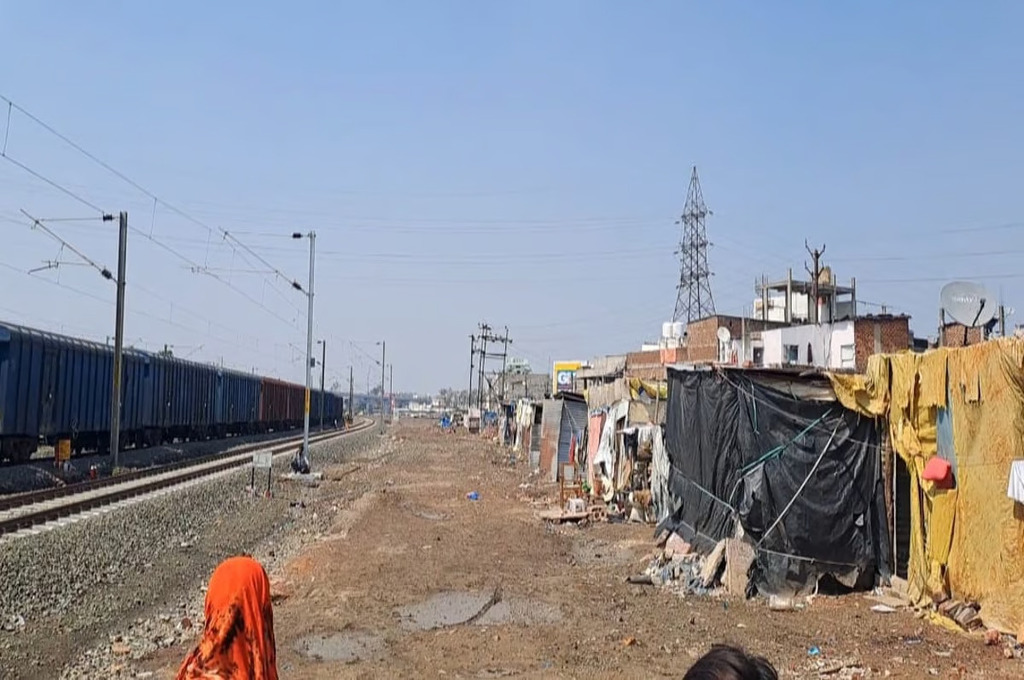 रेलवे ट्रैक के साथ कुछ झोंपड़ियां_भोपाल गैस त्रासदी