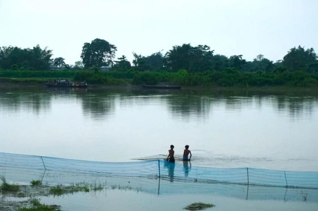 मछली पकड़ते दो बच्चे _कैबार्ता समुदाय