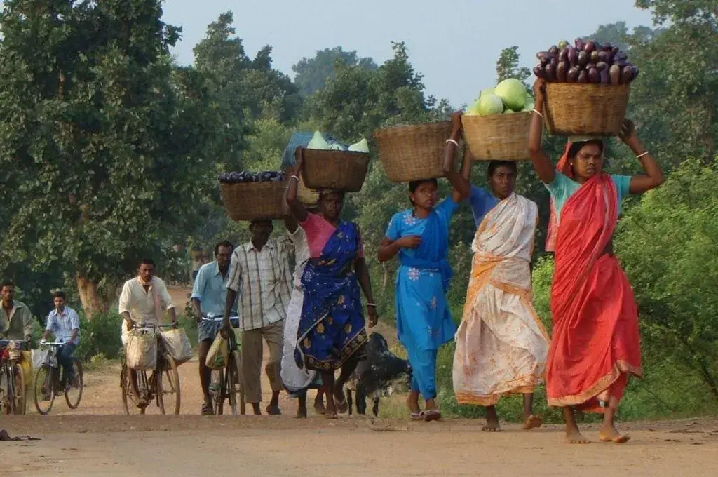 आपस में बात करती दो महिलाएं—फीचर फोटो—महिला सश्क्तिकरण