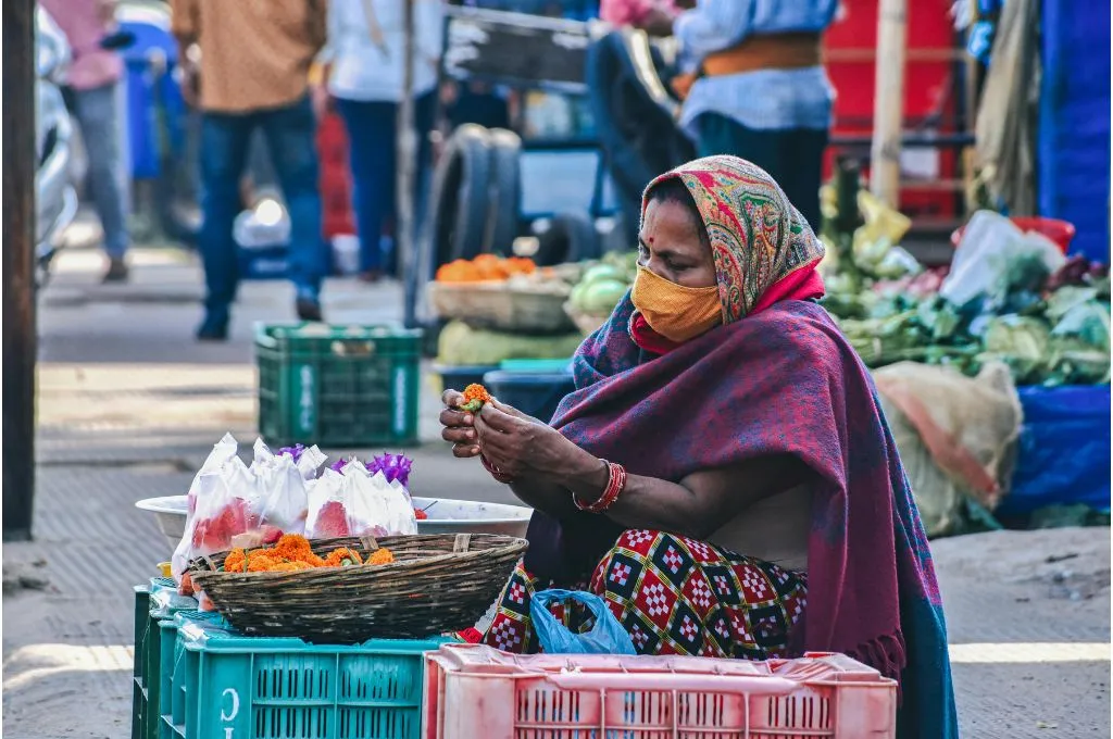 बाजार में व्यवसाय करने बैठी एक महिला—बजट 2025