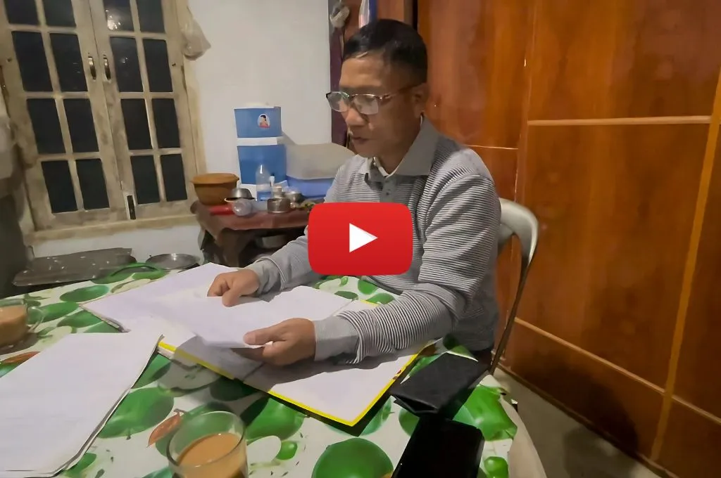 कुर्सी पर बैठकर काम करता एक व्यक्ति_ब्रू संस्कृति