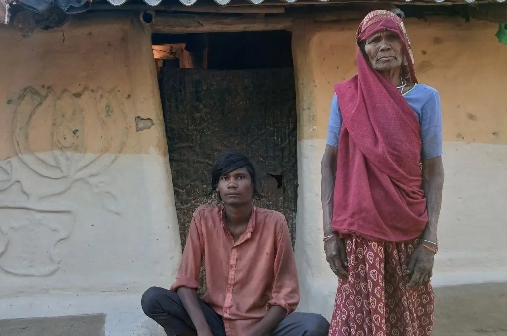 गोलू बैगा अपने परिवार के साथ—विकलांगता