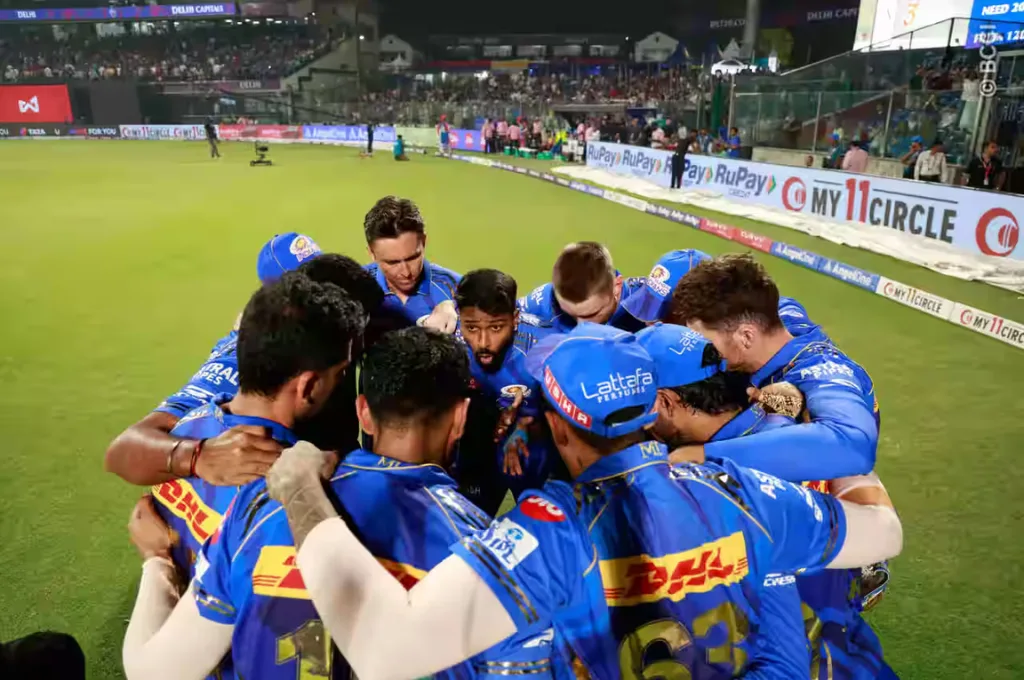 हार्दिक पंड्या अपनी टीम के साथ प्लानिंग करते हुए_आईपीएल