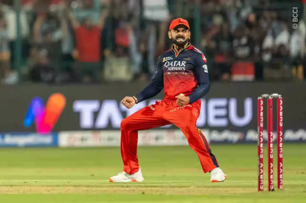 फील्ड पर विराट कोहली विकेट का जश्न मानते हुए_आईपीेएल