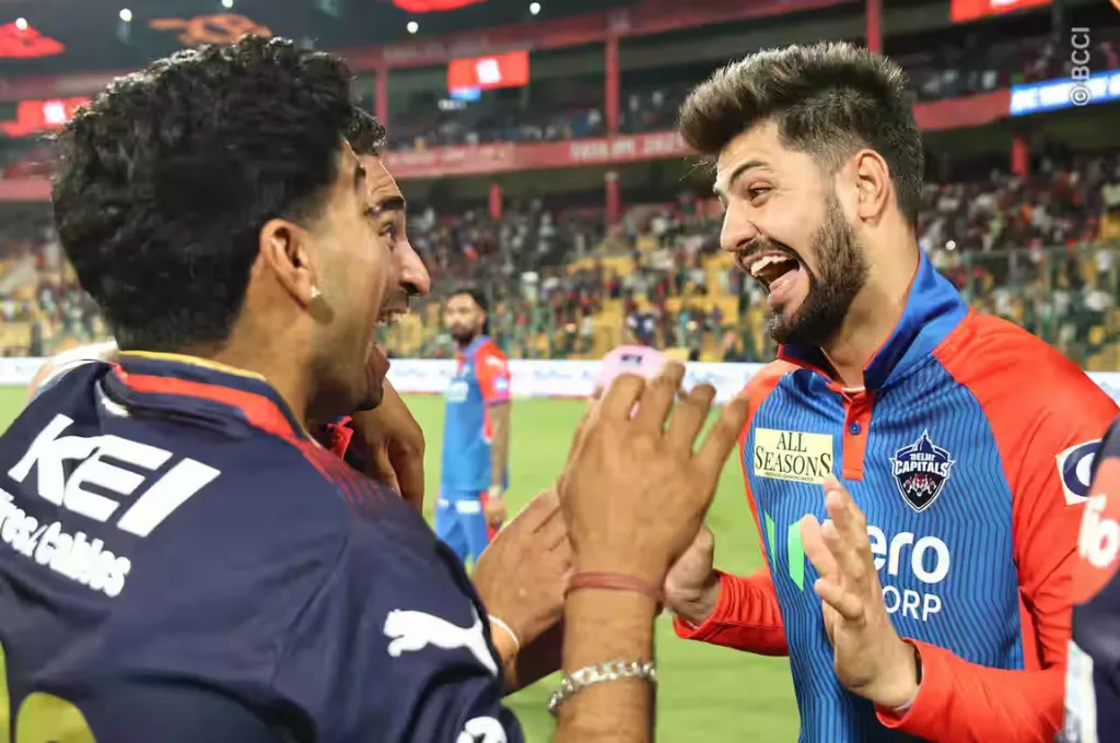 क्रिकेट मैदान में हंसी-मज़ाक करते हुए तीन खिलाडी_आईपीएल