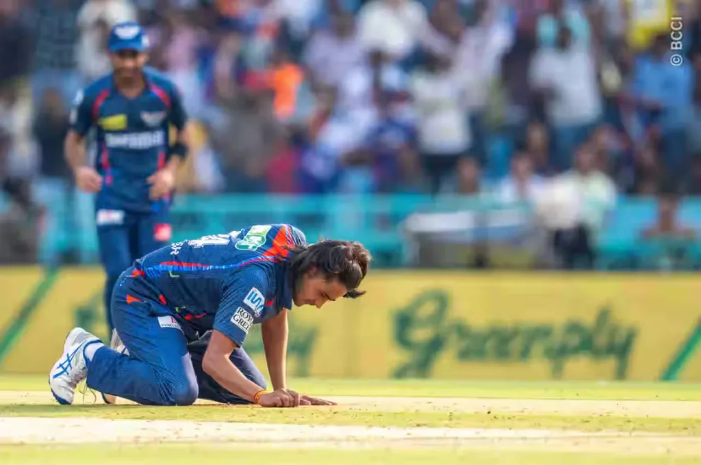 क्रिकेट खिलाड़ी दिग्वेश राठी पिच पर घुटनों के बल बैठे_आईपीएल