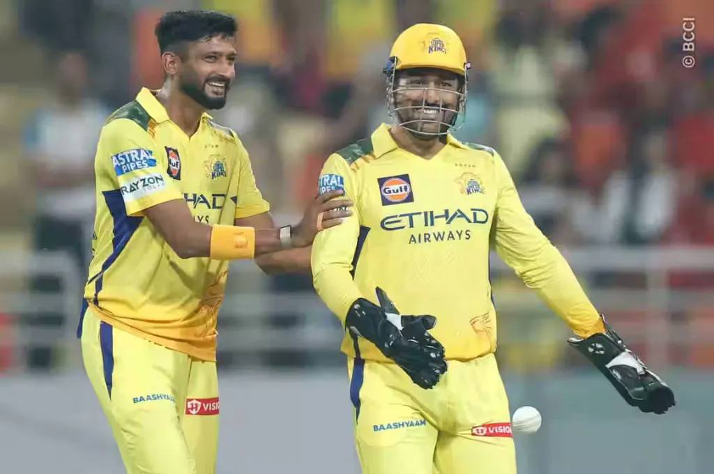 महेंद्र सिंह धोनी के साथ अन्य सीइसके प्लेयर_आईपीेएल