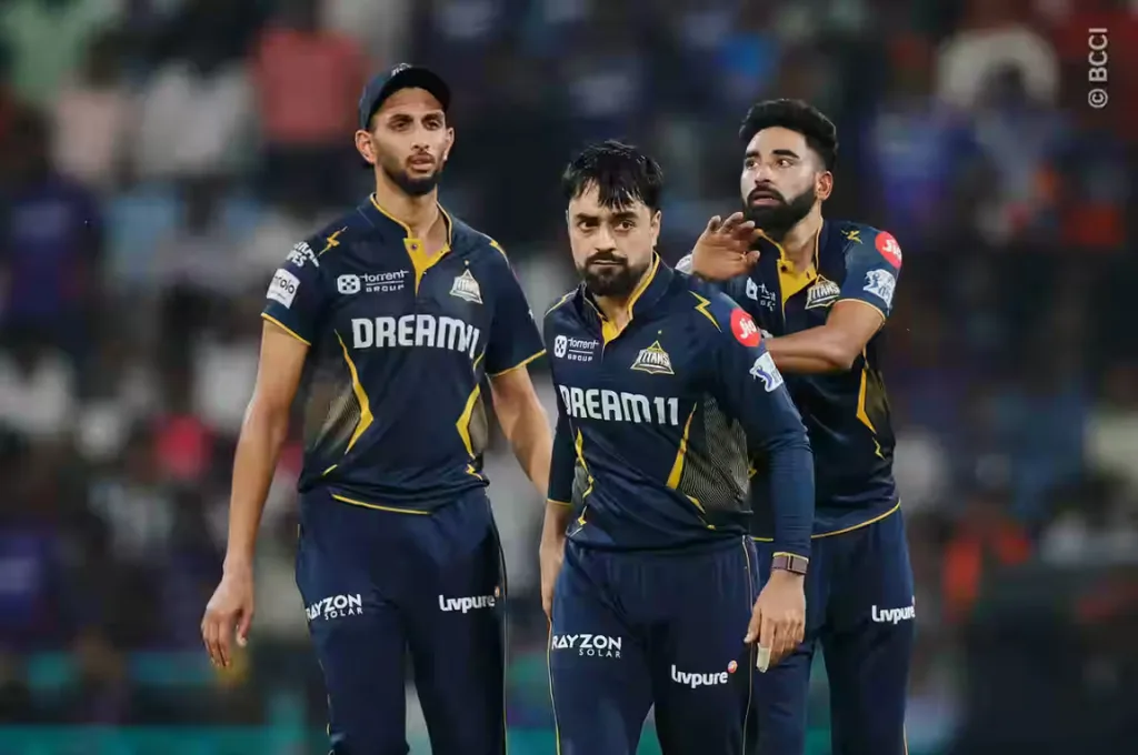 गुजरात टिटन टीम के खिलाडी फील्ड पर_आईपीेएल